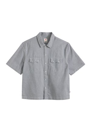 Camicia a maniche corte con bottoni, motivo a quadretti piccoli bianchi e neri, due tasche frontali con patta e bottoni, e colletto.