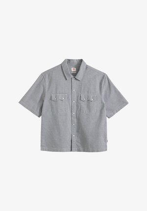 Korte mouwen, overhemd met knopen, kleine zwart-witte geruite patroon, twee voorzakken met kleppen en knopen, en een kraag.