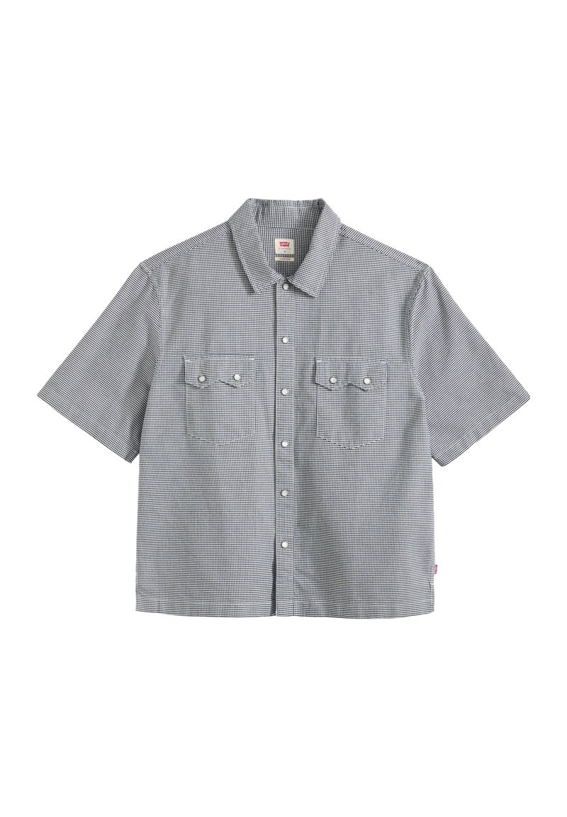 Camicia a maniche corte con bottoni, motivo a quadretti piccoli bianchi e neri, due tasche frontali con patta e bottoni, e colletto.