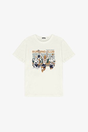 T-shirt en coton blanc avec un graphisme de coureurs, avec le texte "RUNNING CLUB" en orange et noir. Manches courtes, design col rond.