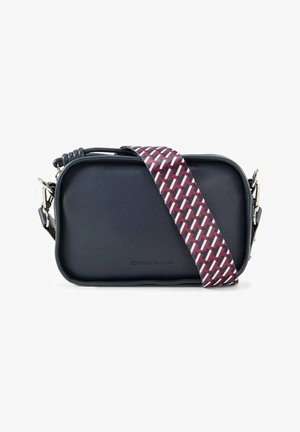Marineblaue rechteckige Umhängetasche aus Leder mit breitem, weinrotem und weißem gemustertem Schulterriemen und silbernen Metallverschlüssen.