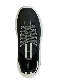 Zapatilla negra con parte superior texturizada, cordones blancos y una franja blanca contrastante en la lengüeta. Cuenta con una suela acolchada y un diseño transpirable.