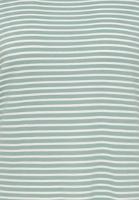 Lys grønt stoff med jevnt plasserte horisontale hvite striper, som viser lette rynker på overflaten.