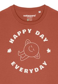 Rustkleurig T-shirt met een ronde afbeelding van een lachende zon en de tekst "HAPPY DAY EVERYDAY" in het wit, met kleine bloemaccenten.