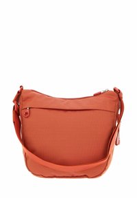 Sac à bandoulière en textile orange avec une texture lisse, fermeture éclair sur le dessus, poche avant et sangle réglable. Présente des détails de couture subtils.