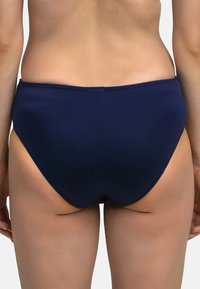 Costumi da bagno a vita alta in tessuto blu navy. Texture liscia, copertura moderata e design minimalista con un semplice elastico in vita.