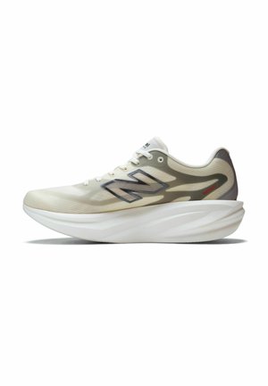 Sneaker New Balance beige chiaro con suola bianca spessa, logo nero "N" sul lato e chiusura con lacci su sfondo bianco.