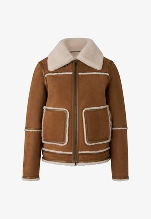 Bruine suede jas met een schapenvacht kraag, ritssluiting en twee grote zakken aan de voorkant. De jas heeft crème biesjes langs de naden en randen.