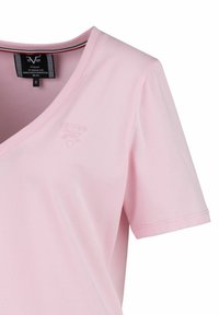 Roze katoenen t-shirt met een v-hals, korte mouwen en een reliëflogo-detail. Heeft een gladde textuur en subtiele stiksels.