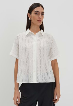 Witte overhemd met korte mouwen, voorzien van een button-down kraag, een textuur met verticale uitsnijdingen en een ontspannen pasvorm.