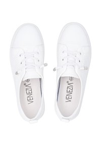 Weiße Schnürsneaker mit durchbrochener Textur, Gummisohlen und silbernen Akzenten an den Schnürsenkeln. Markenname "Venezia" innen sichtbar.