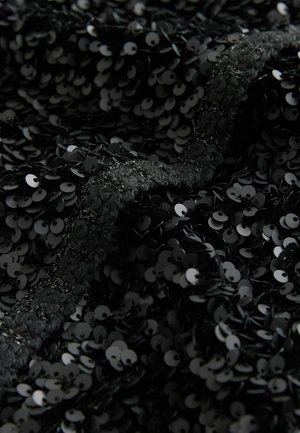 Schwarzer Stoff, der mit kreisförmigen Pailletten bedeckt ist und eine strukturierte Oberfläche schafft. Die Pailletten sind glänzend und variieren in der Größe, was die Tiefe des Materials verstärkt.