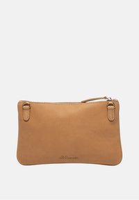 Tan leren clutch met een gladde textuur, met twee bevestigingspunten voor een schouderband en een ritsluiting aan de bovenkant. Logo debossed aan de voorkant.