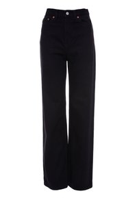 Vaqueros negros de cintura alta con piernas anchas, hechos de mezclilla, con herrajes de tono cobre, bolsillos frontales y detalles sutiles de costura.