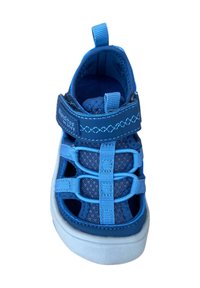 Zapatillas deportivas para niños en color azul, con parte superior de malla, correa ajustable y cordones elásticos. Suela texturizada y talón reforzado.