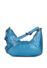 Blauwe schoudertas van kunstleer met een krokodillenmotief, met een gebogen vorm, verstelbare riem en een drukknoopsluiting. Voorzien van metalen klinknagels voor extra detail.