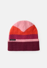 Bonnet en tricot avec un motif en chevrons orange, rose et bordeaux. Design côtelé texturé avec une étiquette de marque cousue.