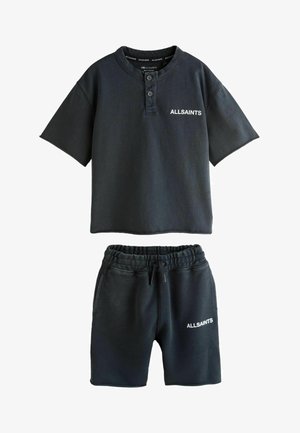 Tricou henley negru cu mâneci scurte și două nasturi și pantaloni scurți asortați cu talie elastică, ambele având logo-ul alb ALLSAINTS pe partea stângă.