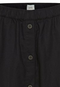 Zwarte kokerrok met een elastische tailleband, voorzien van decoratieve knopen aan de voorkant en een textiele stof die zichtbaar is in het materiaal.