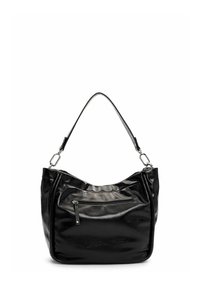 Melna ādas plecu soma ar izliektu augšu, priekšējo rāvējslēdzēja kabatu un noņemamu siksnu ar sudraba aiztaisāmiem sprādžām.