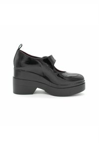 Zwarte gepatenteerde leren plateau schoenen met een ronde neus, uitgesneden ontwerp en een trekband aan de achterkant. Dikke, stevige hak.
