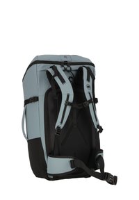 Ryggsekk med en myk, lyseblå utside, svarte detaljer, justerbare stropper og en glidelåslukket hovedkompartemente. Har ergonomisk design.