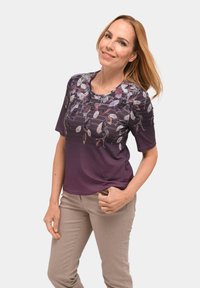 Lila Kurzarm-T-Shirt mit einem floralen Muster in helleren Farben, rundem Ausschnitt und lockerer Passform. Glatte Textur und lässiges Design.