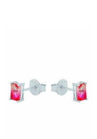 Un par de pendientes de plata con piedras preciosas en gradiente de rojo a rosa en forma rectangular, asegurados con respaldos de mariposa marcados con "925".