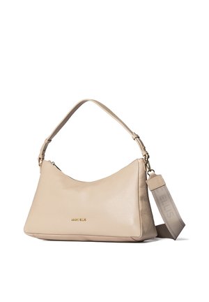 Beige Lederschultertasche mit verstellbarem Riemen und goldenem "Marc O'Polo"-Logo auf der Vorderseite, auf weißem Hintergrund liegend.
