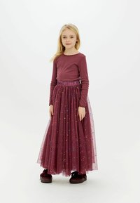 Burgundowa bluzka z długim rękawem połączona z warstwową, błyszczącą spódnicą z tiulu w burgundowym kolorze z kolorowymi wzorami gwiazd. Posiada elastyczny pas.