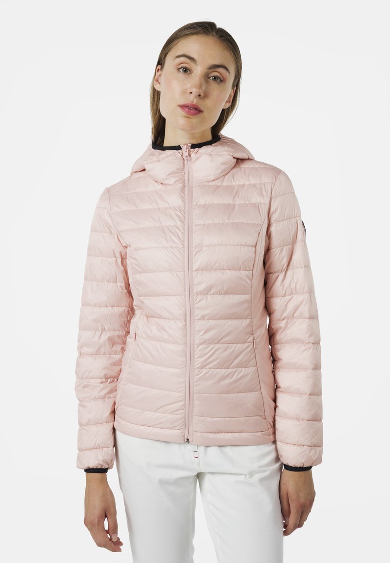 Giacca puffer rosa chiaro con un design aderente, trapuntatura verticale, chiusura con zip, cappuccio e tasche laterali. Il tessuto appare liscio e lucido.