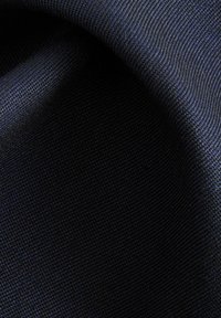 Textil de un albastru închis cu un model texturat, țesut. Materialul pare neted, cu un ușor luciu, evidențiind adâncimea culorii și detaliile.