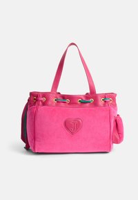 Borsa a tote in suede rosa con manici, caratterizzata da occhielli multicolori, un logo a forma di cuore sulla parte anteriore e una tasca esterna laterale.