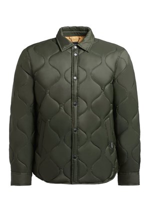 Jachetă izolată de culoare verde măslin cu un design matlasat, având un guler ascuțit, nasturi tip snap și buzunare laterale. Textură netedă, material ușor.