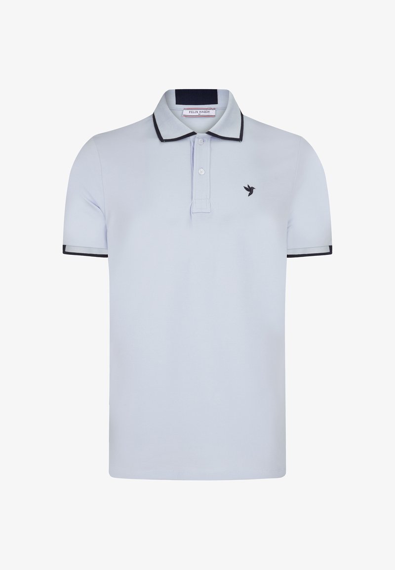 Světle modré polo tričko vyrobené z bavlny, se zapínáním na dva knoflíky, tmavě modrým límcem a manžetami rukávů a malým logem ptáka na hrudi.