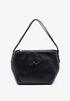 Zwarte handtas van getextureerd leer met een enkele riem en zilveren rits, met een klein zilverkleurig metalen logo aan de voorkant.