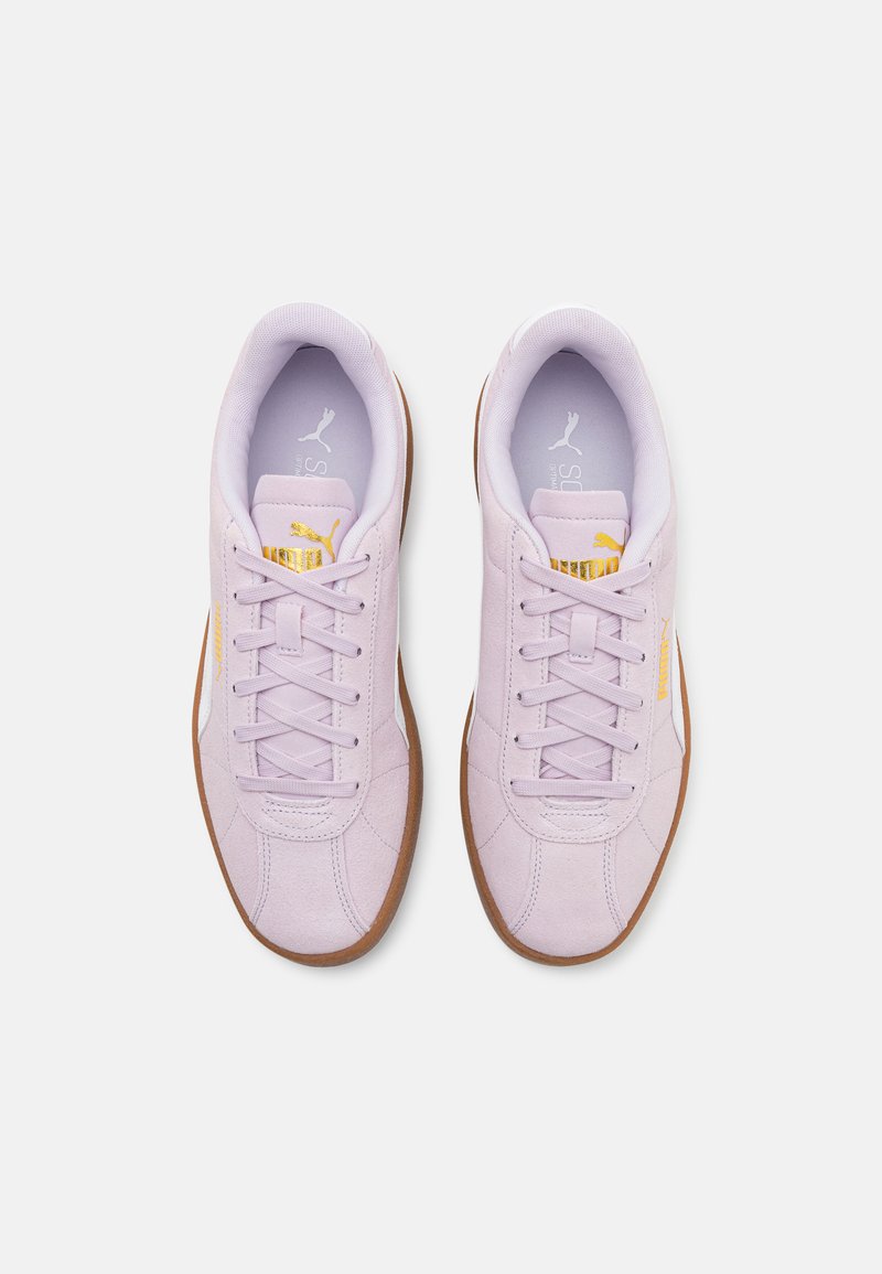 Zapatillas de ante moradas con punta redonda, cordones en tono a juego y detalles en blanco. Cuenta con una suela de goma y un logo dorado en la lengüeta.