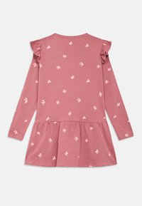 Støvet rosa langermet kjole med volangdetaljer på skuldrene og spredte lyserosa sløyfemønstre, med en rynket skjørtdel.