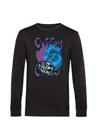 Černá mikina s grafickým designem motocyklu v modré a fialové barvě se zřetelně vytištěným textem "CUSTOM" a "PINE NOIR".