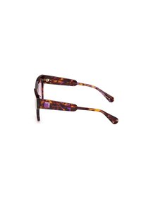 Gafas de sol carey marrón con montura rectangular, con patillas finas y un logo en un brazo. Textura suave y lentes en degradado.