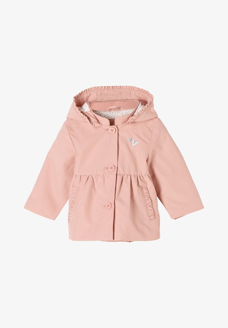 Veste pour tout-petit rose clair avec capuche, fermeture à boutons sur le devant, deux poches avec bordure à volants, et petite broderie de cœur argenté sur la poitrine.