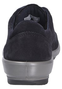 Chaussure en daim bleu marine avec un bout arrondi, semelle en caoutchouc grise et détails cousus. La vue arrière montre un col rembourré et une doublure intérieure.
