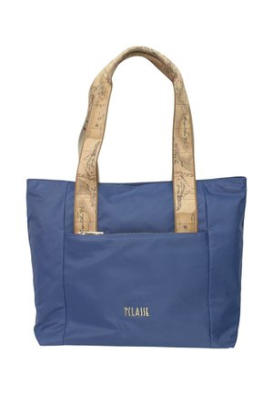 Borsa tote in nylon blu navy con una tasca frontale con zip. Manici realizzati in materiale beige a motivo che riproduce mappe. Presenta un logo dorato.