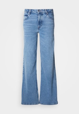 Calças de ganga azul claro com pernas largas, feitas de denim. Apresentam um design clássico com cinco bolsos e braguilha com botões visíveis. Textura macia e acabamento simples.