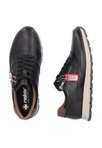 Zapatillas de cuero negro con diseño de cordones, suela beige, cremallera lateral y una etiqueta roja que dice "150 Años" en la parte superior.