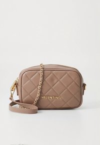 Brun quiltad läderväska med guldiga detaljer, dragkedja och kedjerem. Har präglad "VALENTINO"-logotyp på framsidan.