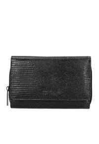 Zwarte leren portemonnee met een gestructureerd, reptielenpatroon, ritssluiting en een merkembleem. Compacte rechthoekige vorm met een gladde afwerking.