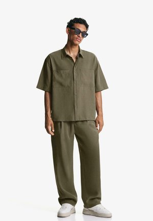 Bershka JOGGER - BAGGY - Trousers - khaki