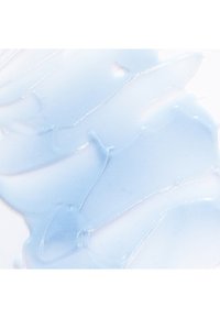 Hellblaues Gel in einer glatten, glänzenden Textur mit subtilen Wellen, die das Licht reflektieren. Es sind keine deutlichen Muster oder zusätzlichen Details vorhanden.