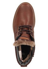 Braunes Leder-Schuh mit runder Zehenpartie, gefüttertem Kragen und dunklen Schnürsenkeln. Hat eine strukturierte Oberfläche und ein Markenetikett im Inneren.